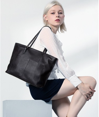 What is a tote bag used for a stylish lady