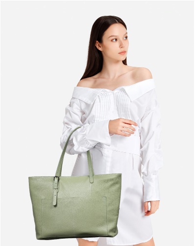 lady fashionista with an elegant tote bag